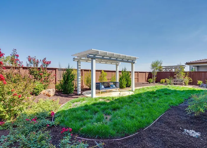 Elegant & Spacious Retreat W/ Yard In Woodland!