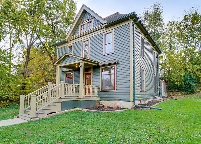 Near Colleges: Pet-Friendly Duplex In Northfield!