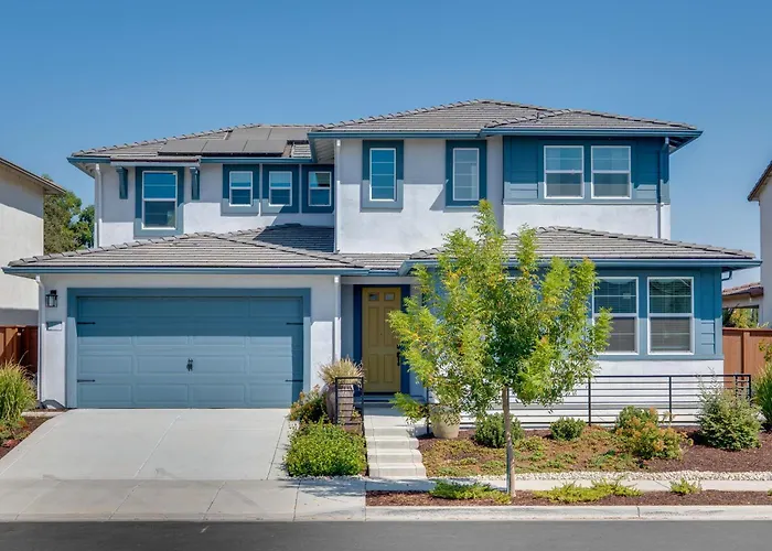 Elegant & Spacious Retreat W/ Yard In Woodland!