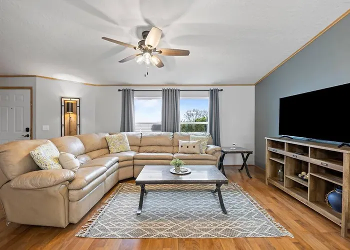 Big Parking Lot, Pets Invited, Fenced Farm Home