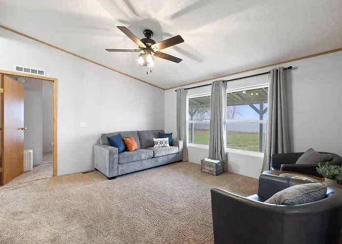 Big Parking Lot, Pets Invited, Fenced Farm Home