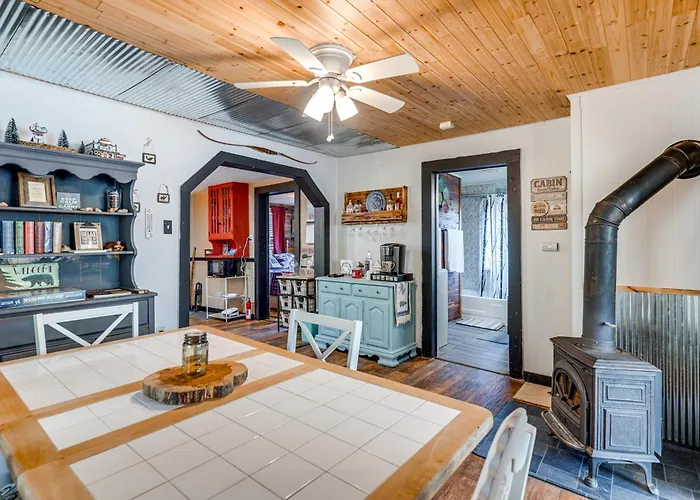 Hunters/Floaters Welcome! Creekside Missouri Cabin