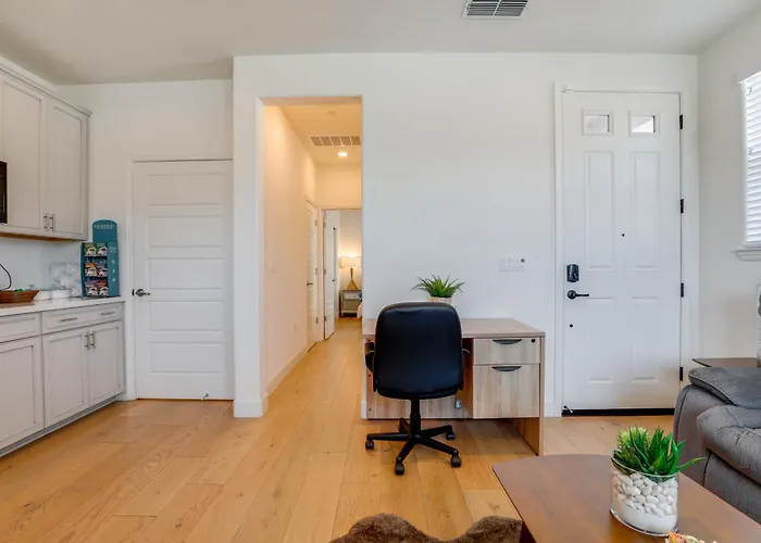 Cozy & Convenient Residential Duplex In Woodland
