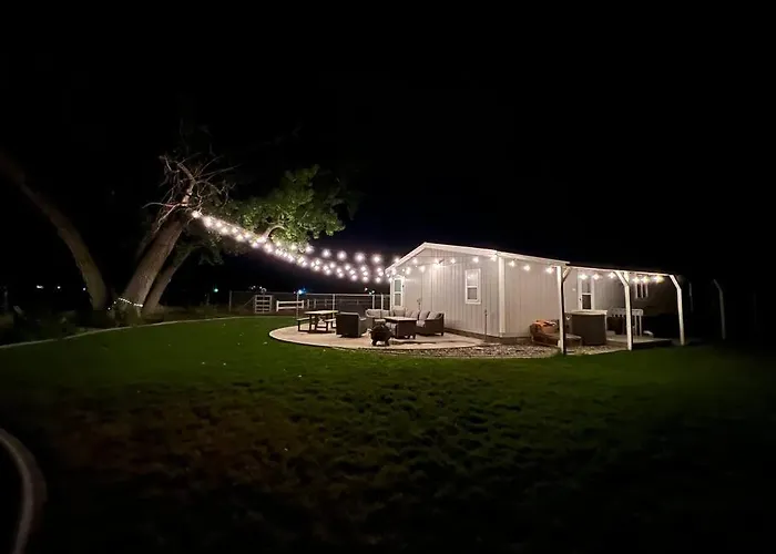 Big Parking Lot, Pets Invited, Fenced Farm Home