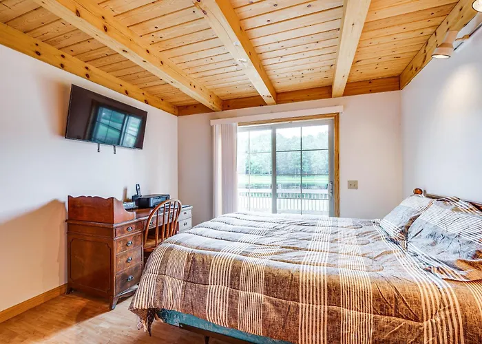 5 Mi To Jay Peak Resort: Cabin W/ Pond Access!