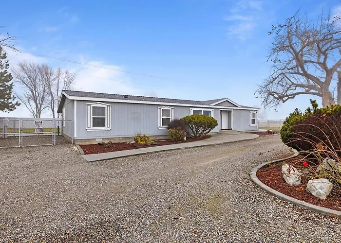 Big Parking Lot, Pets Invited, Fenced Farm Home