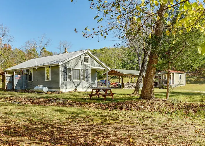 Hunters/Floaters Welcome! Creekside Missouri Cabin