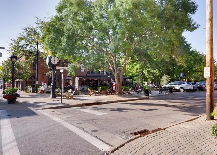 1 Block To Loveland Bike Trail: 'The Frog Man Inn'