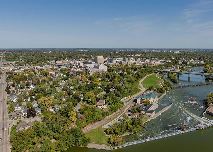 Family Downtown Mansion - Sleeps 13