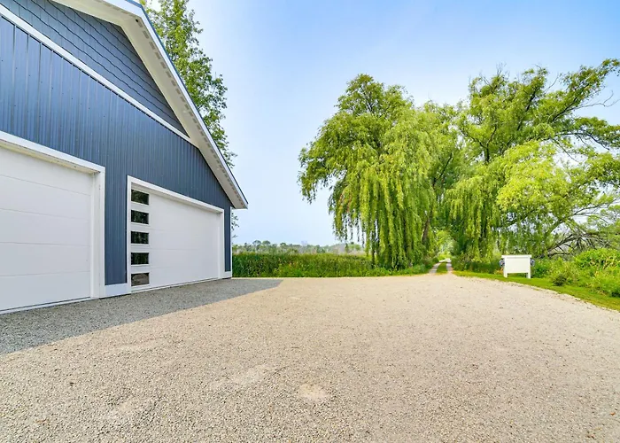 Dock & Panoramic Bay Views: Oconto Retreat!