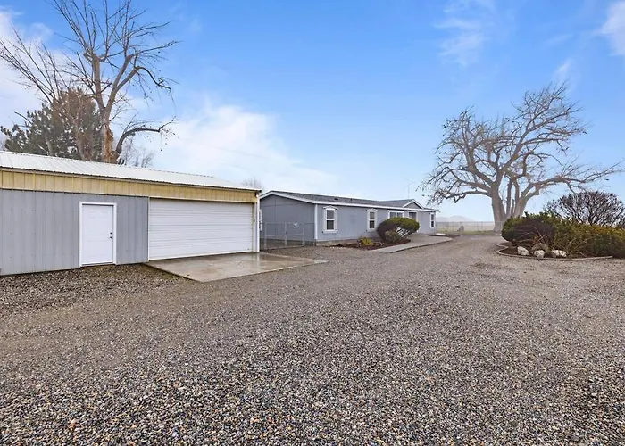 Big Parking Lot, Pets Invited, Fenced Farm Home
