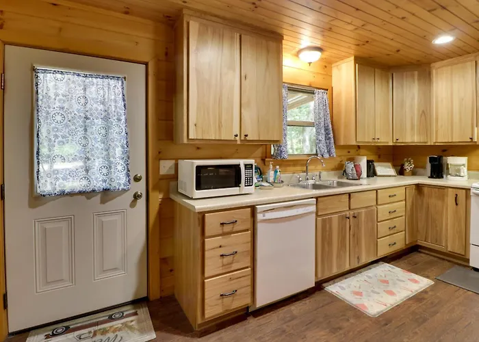 Serene & Secluded Alabama Cabin W/ Covered Deck!