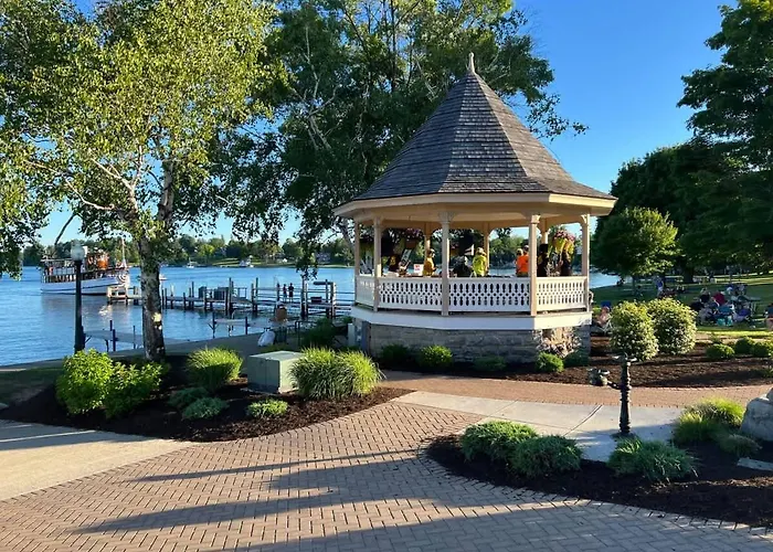 *New* Large Backyard ~ Game Room ~ Firepit ~ Lake