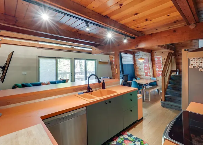 Charming Pinecrest Cabin W/ Private Deck