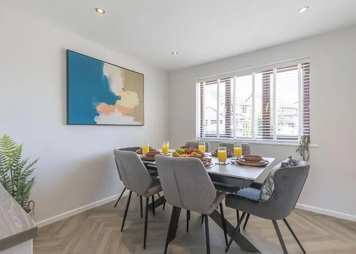 Stunning Five Bed Detached Home With Hot Tub