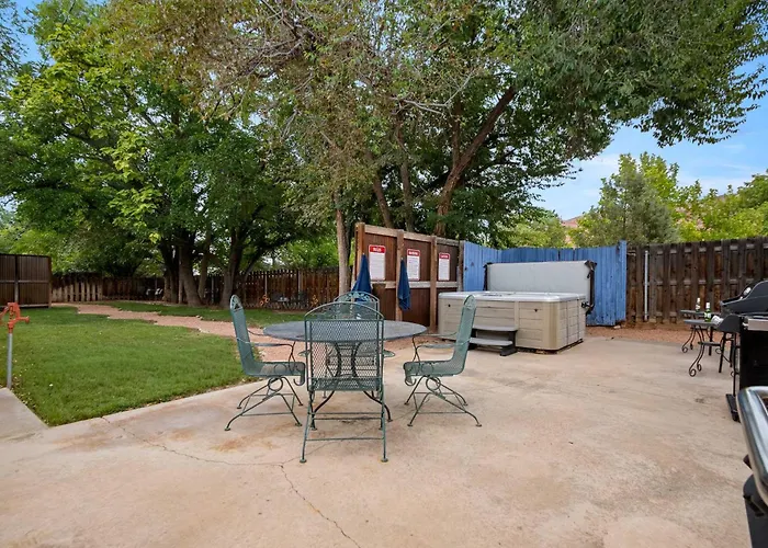 Charming 2 Bedroom Near Downtown - Rose Tree 1