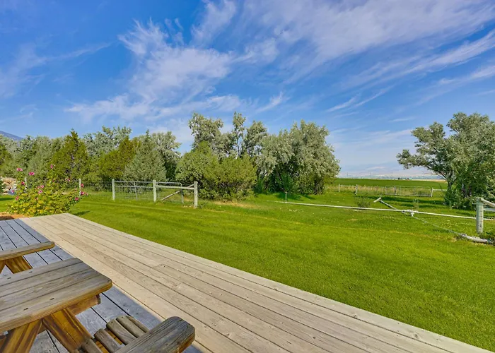 Montana Mountain Getaway: Deck & Amazing Views