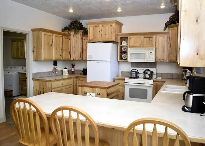 Off-The-Grid Cottage Rental With 360-Degree Mountain Views Near Cascade, Idaho