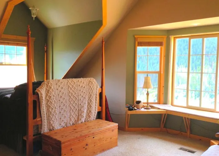 Spacious Cabin Rental With A Hot Tub For A Weekend Getaway Near Denver, Colorado