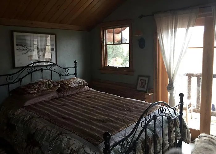 Rustic Riverside Cabin With Hot Tub In Dubois, Wyoming