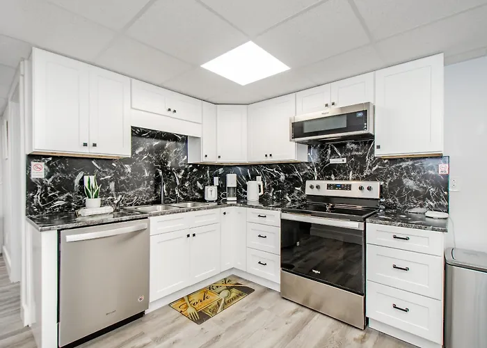 Private Luxury Suite- 2 Bedroom Sleeps 6