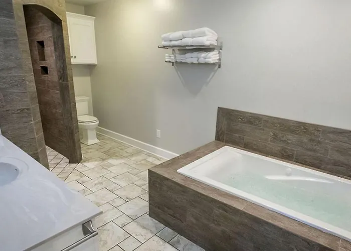 Sweet Private Cabin With Jacuzzi And Fire Pit In Ohio