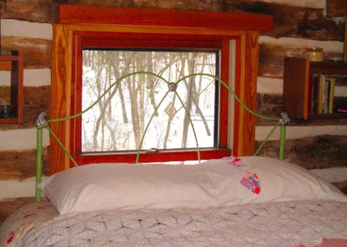 Rustic Norwegian-Style Log Cabin Rental Near The Upper Iowa River In Decorah, Iowa
