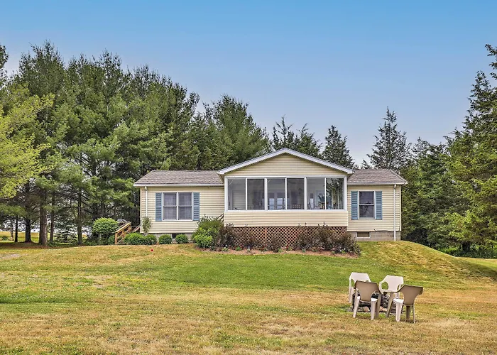 Finger Lakes Retreat W/ Sunroom, Fire Pit & Bbq!