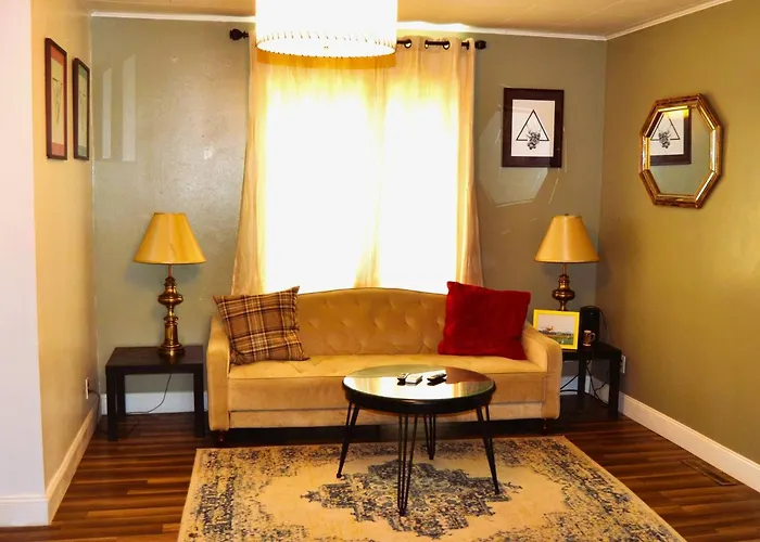 7-Bedroom Retreat Sleeps 13