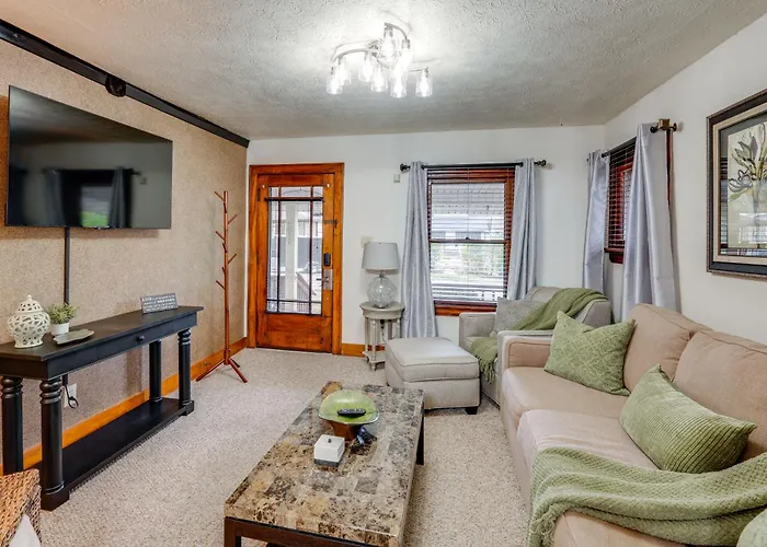 1 Mi To Akron Zoo: Ranch-Style Home W/ Yard!
