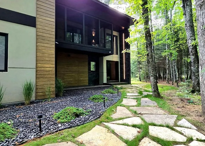 Luxury Lakefront 4 Bdr, 10 Beds, 4 Bath