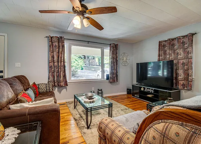 Mammoth Spring River Retreat: Family Gem, Big Yard
