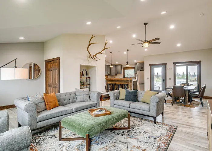 Pinedale Getaway Near Hiking, Skiing & Lakes!