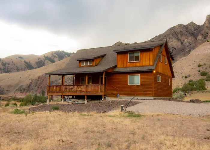 Stunning Salmon Riverfront Cabin