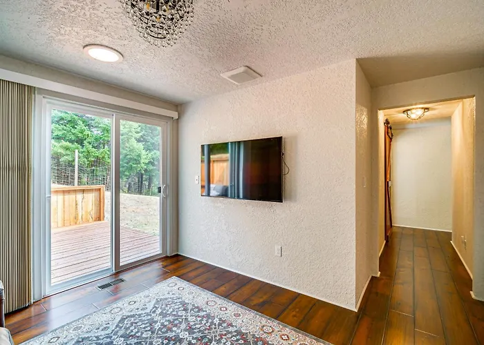 “Mtn Views: Umpqua Valley Villa!”