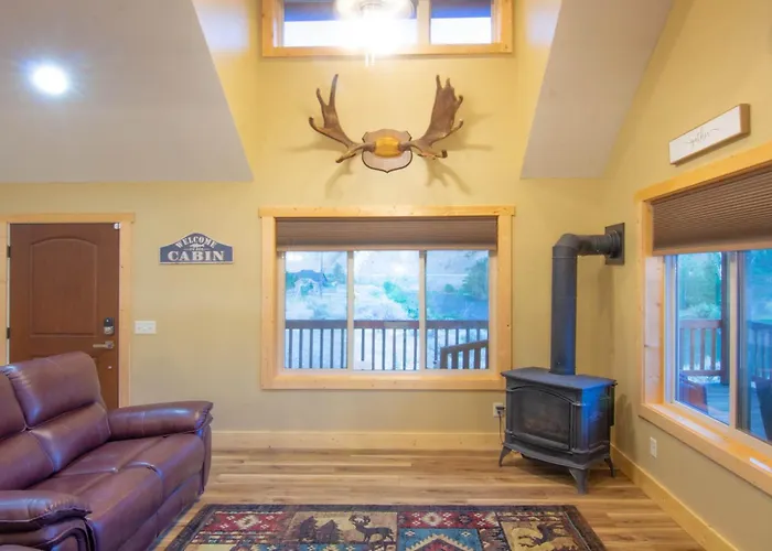 Stunning Salmon Riverfront Cabin