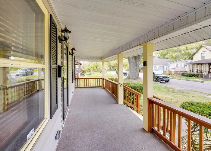 1 Mi To Akron Zoo: Ranch-Style Home W/ Yard!