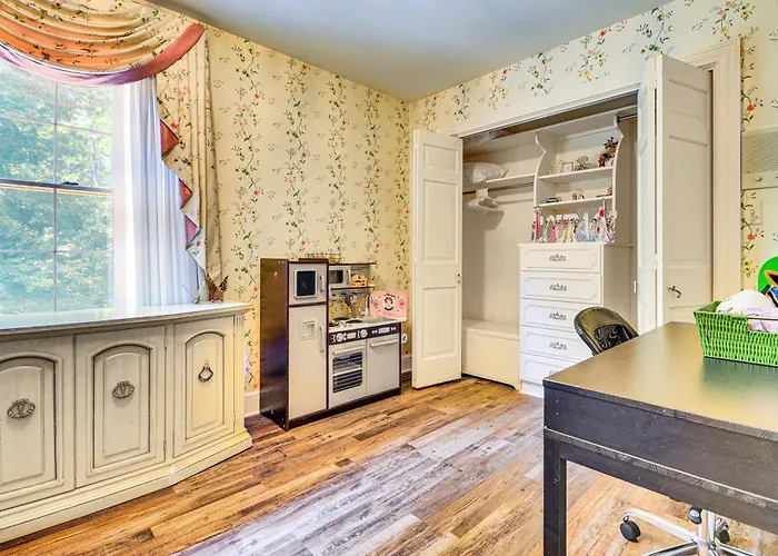 2 Mi To Main St Thomasville: Family Home W/ Games