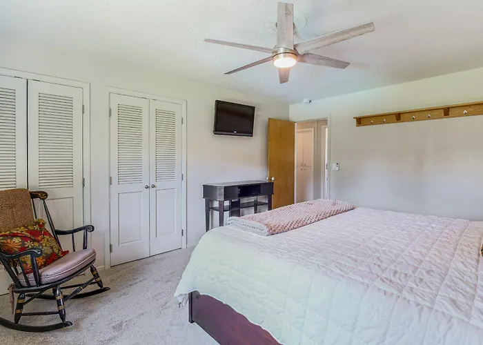 Lovely Riverfront Grants Pass Home: Pool & Hot Tub