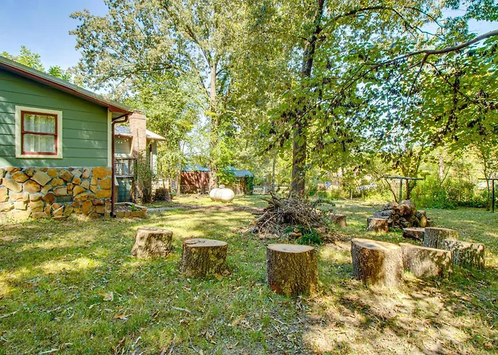 Mammoth Spring River Retreat: Family Gem, Big Yard