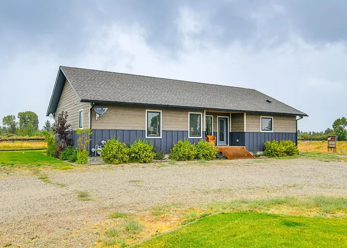 Pinedale Getaway Near Hiking, Skiing & Lakes!