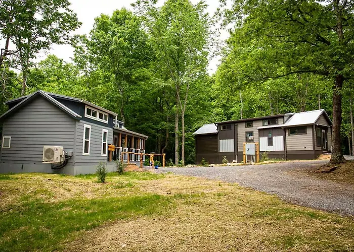Waterfall Cottage, Hot Tub, Game Room, Fire Pit