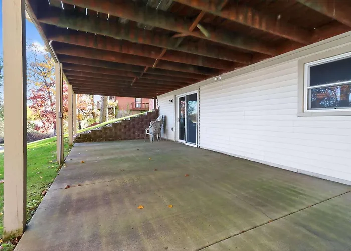 Pet-Friendly Grass Lake Hideaway