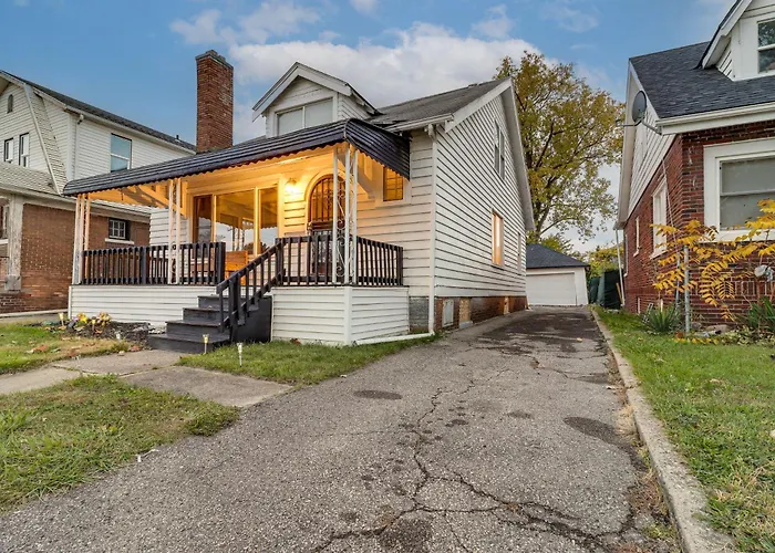 Easy Dtwn Detroit Access: No Pets Family Home