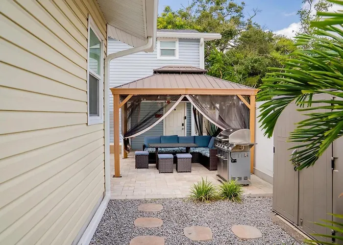 Cozy Coastal Cottage Whole House Sleeps 10