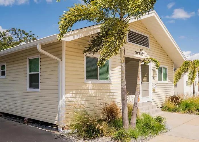 Cozy Coastal Cottage Whole House Sleeps 10