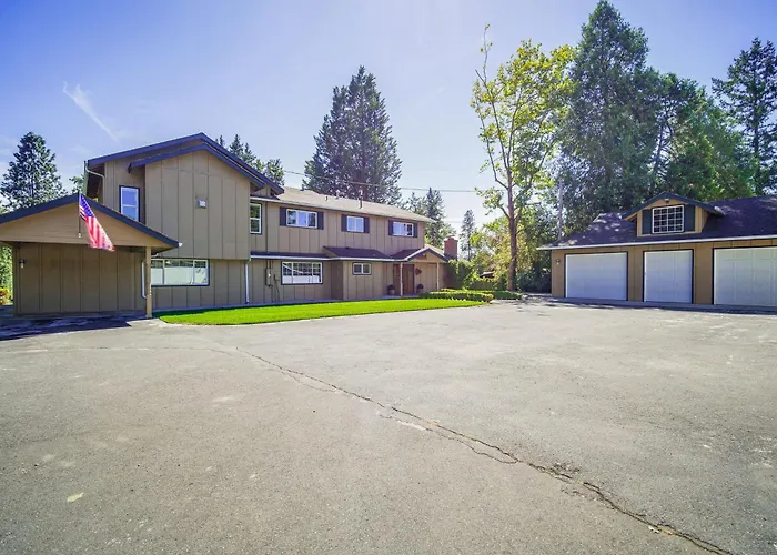 Lovely Riverfront Grants Pass Home: Pool & Hot Tub