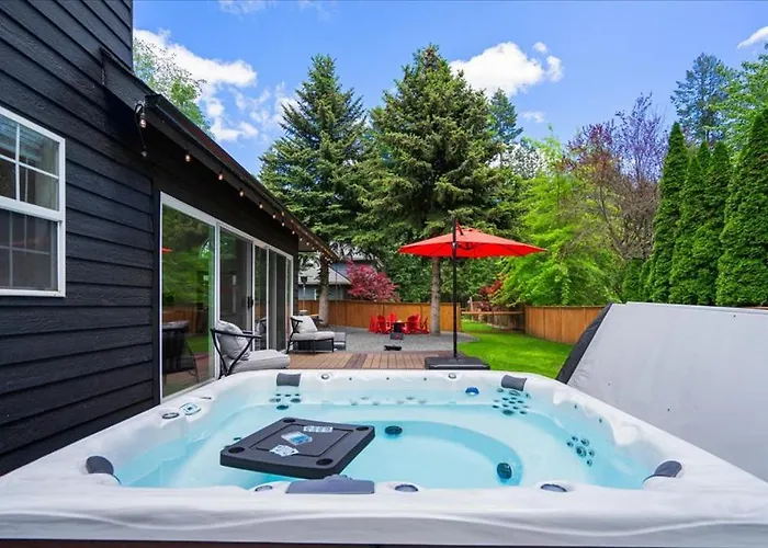 Lake, Hot Tub, Golf Retreat
