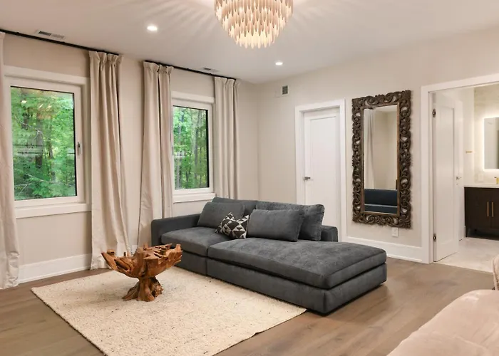 Luxury Lakefront 4 Bdr, 10 Beds, 4 Bath