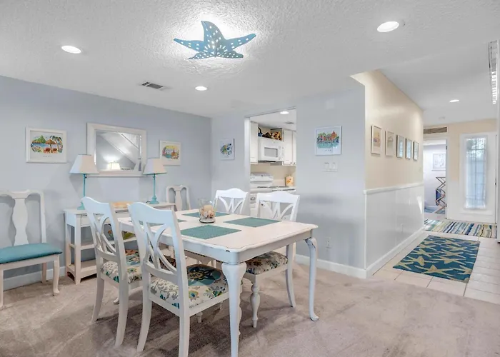 Beachy Vibes - 2Br W Lake Views & Screened Sunroom